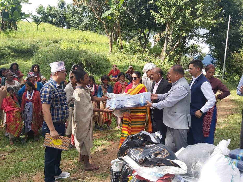 भैरवी गाउँपालिकाका राउटेलाई राहत वितरण 